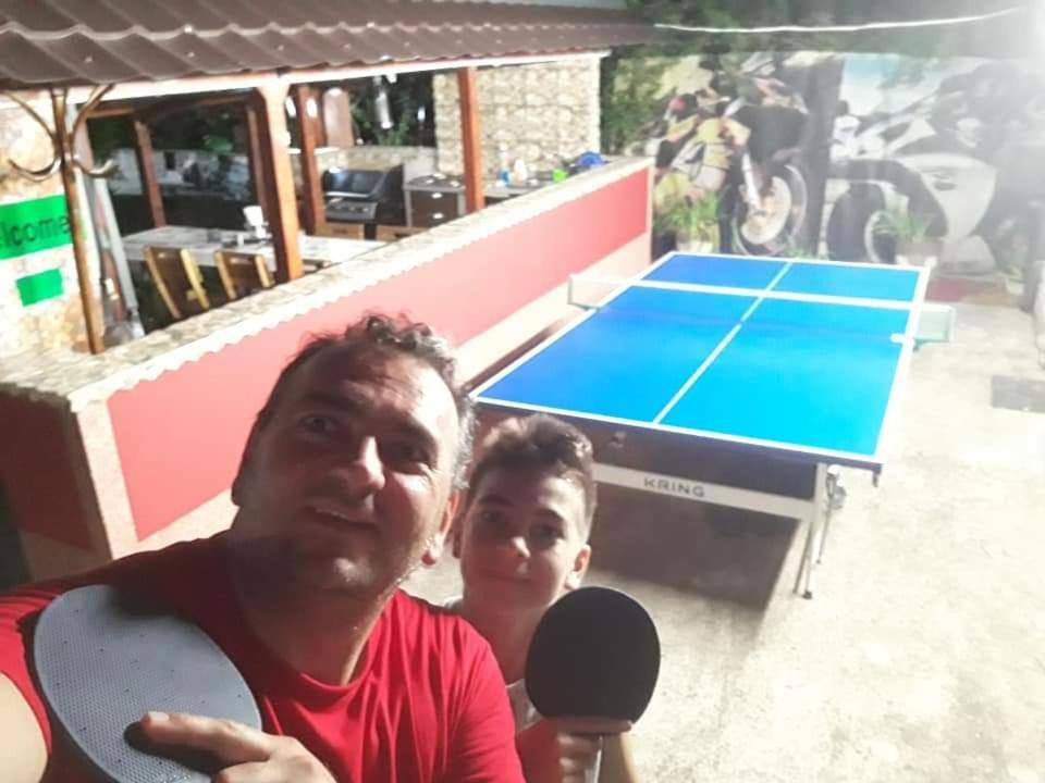 Hostel Pascalis Alesd Bagian luar foto
