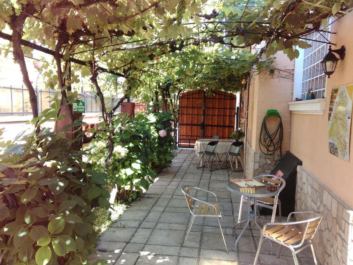 Hostel Pascalis Alesd Bagian luar foto