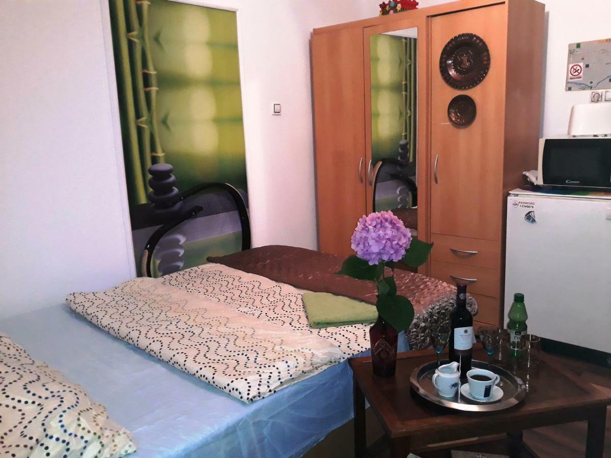 Hostel Pascalis Alesd Bagian luar foto