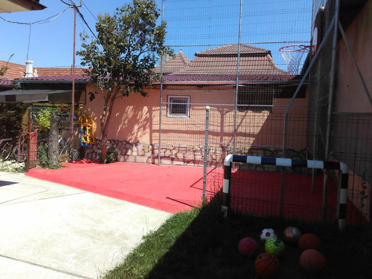 Hostel Pascalis Alesd Bagian luar foto